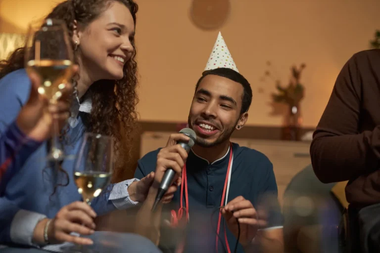 תמונת אווירה של חברים שרים קריוקי